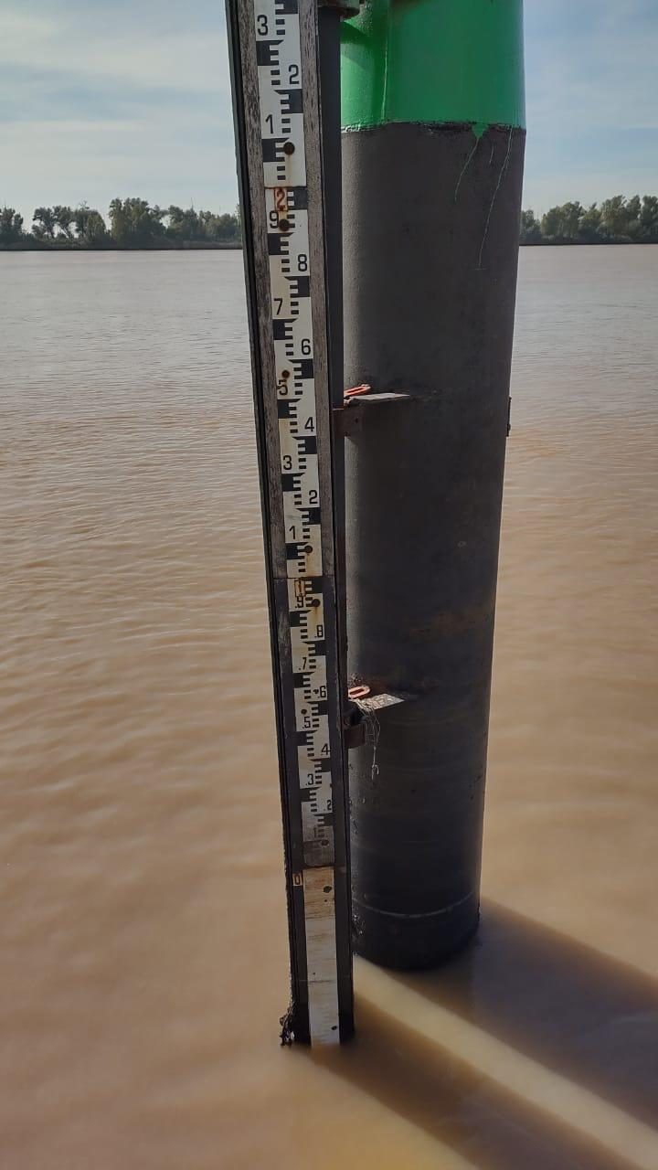 Escala hidrométrica sobre el río